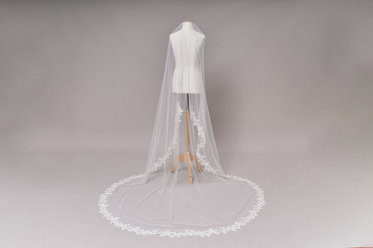 S0675 OFF-WHITE BEAD VEIL WITH TRANSPARENT SEQUINS
