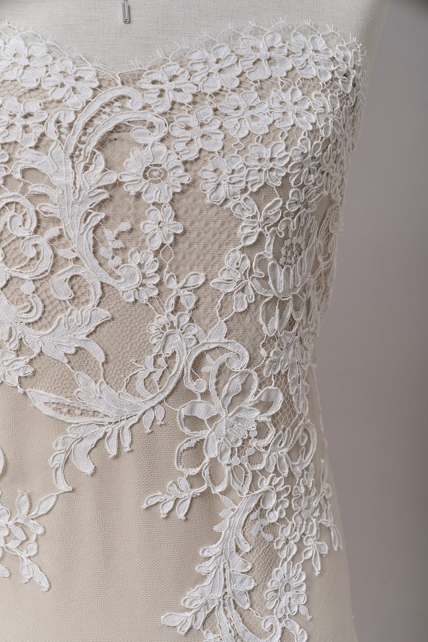 S0688 - CORDED LACE