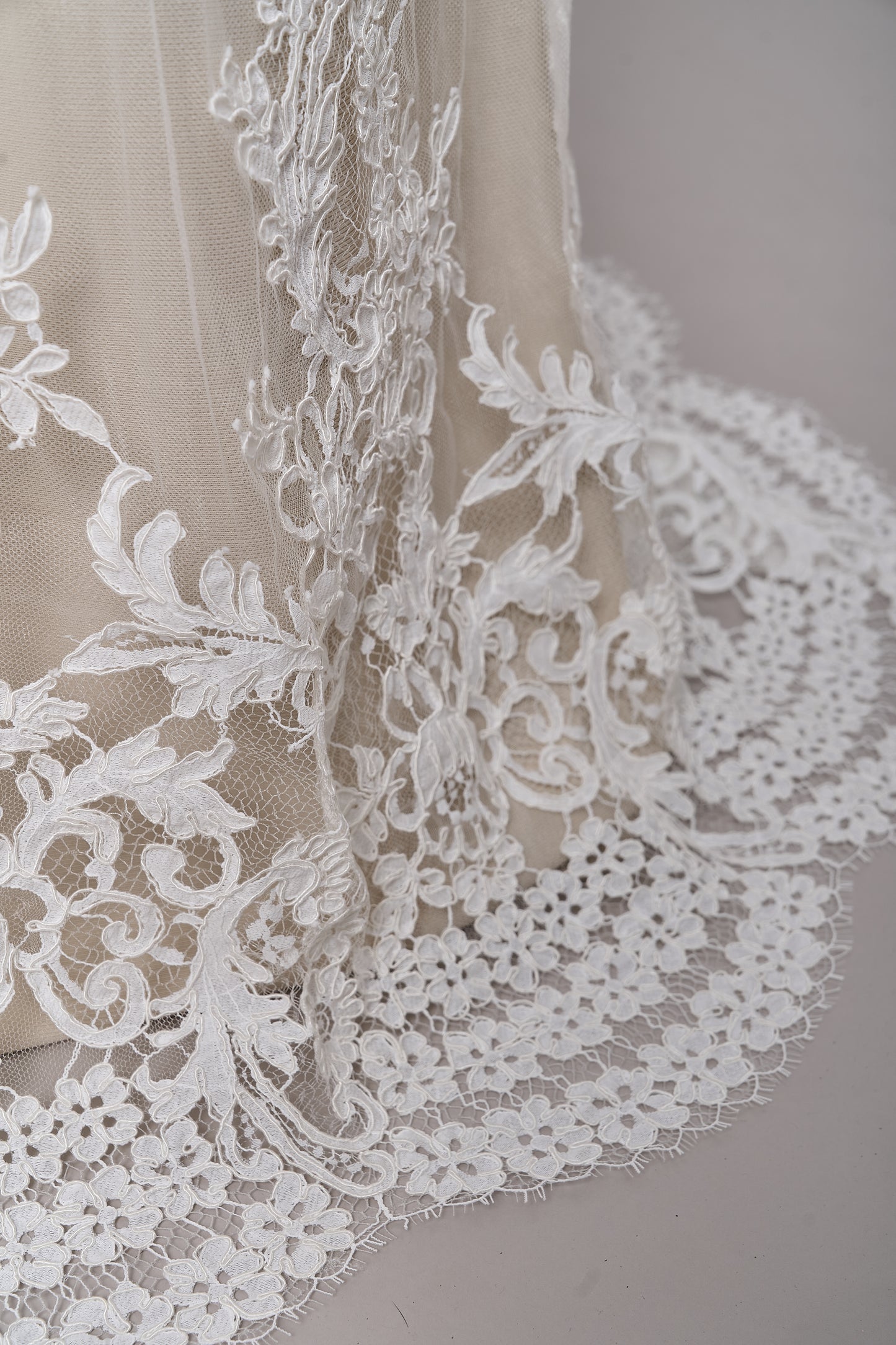 S0688 - CORDED LACE